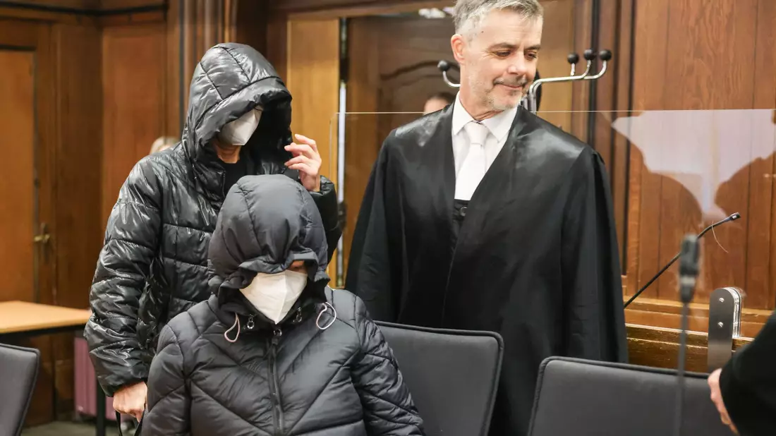Verurteilte Lehrerinnen vor Gericht (Archivbild) - Bild: Oliver Berg/dpa