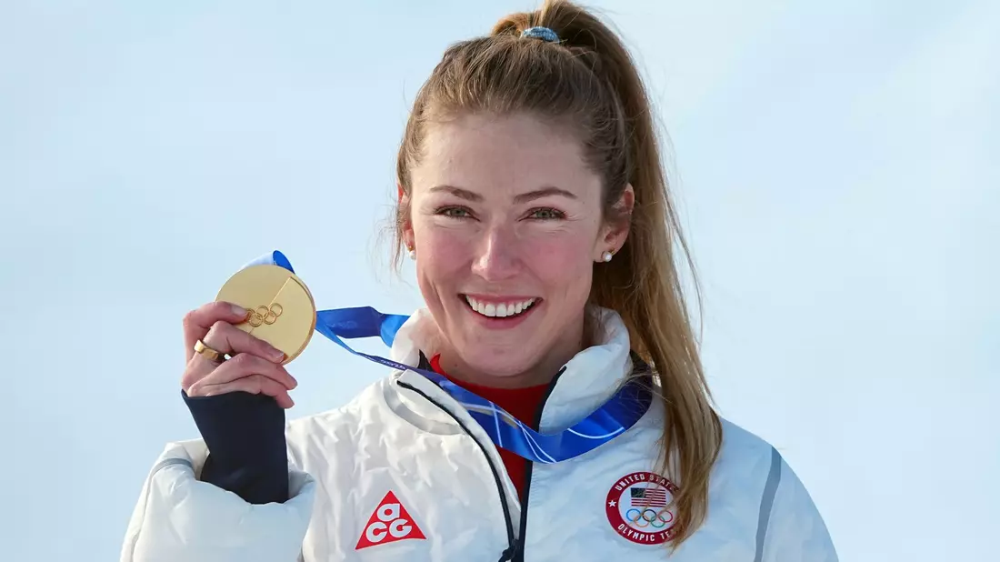 Strahlende Siegerin: Mikaela Shiffrin holte ihr drittes Olympia-Gold. - Bild: Michael Kappeler/dpa