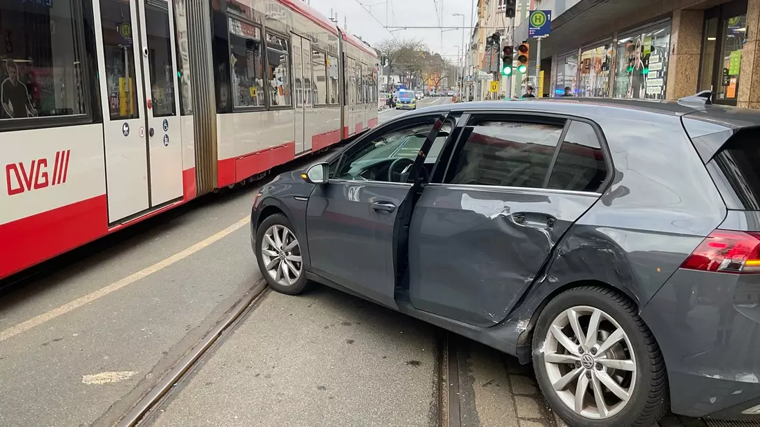 FW-MH: PKW kollidiert mit Straßenbahn im Kreuzungsbereich - Zwei Personen verletzt in Krankenhäuser transportiert - Bild: presseportal.de
