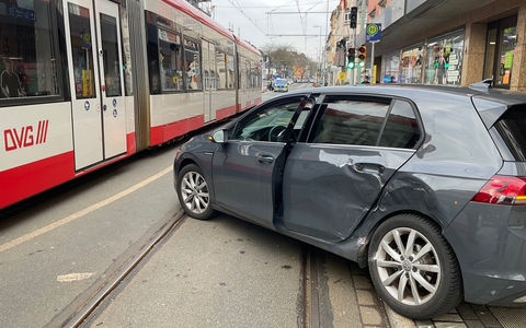 FW-MH: PKW kollidiert mit Straßenbahn im Kreuzungsbereich - Zwei Personen verletzt in Krankenhäuser transportiert - Foto: presseportal.de