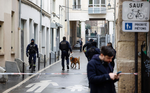 Inmitten politischer Spannungen meldet Frankreichs Linkspartei eine Bombendrohung gegen ihre Parteizentrale. - Foto: Charlotte Siemon/AFP/dpa
