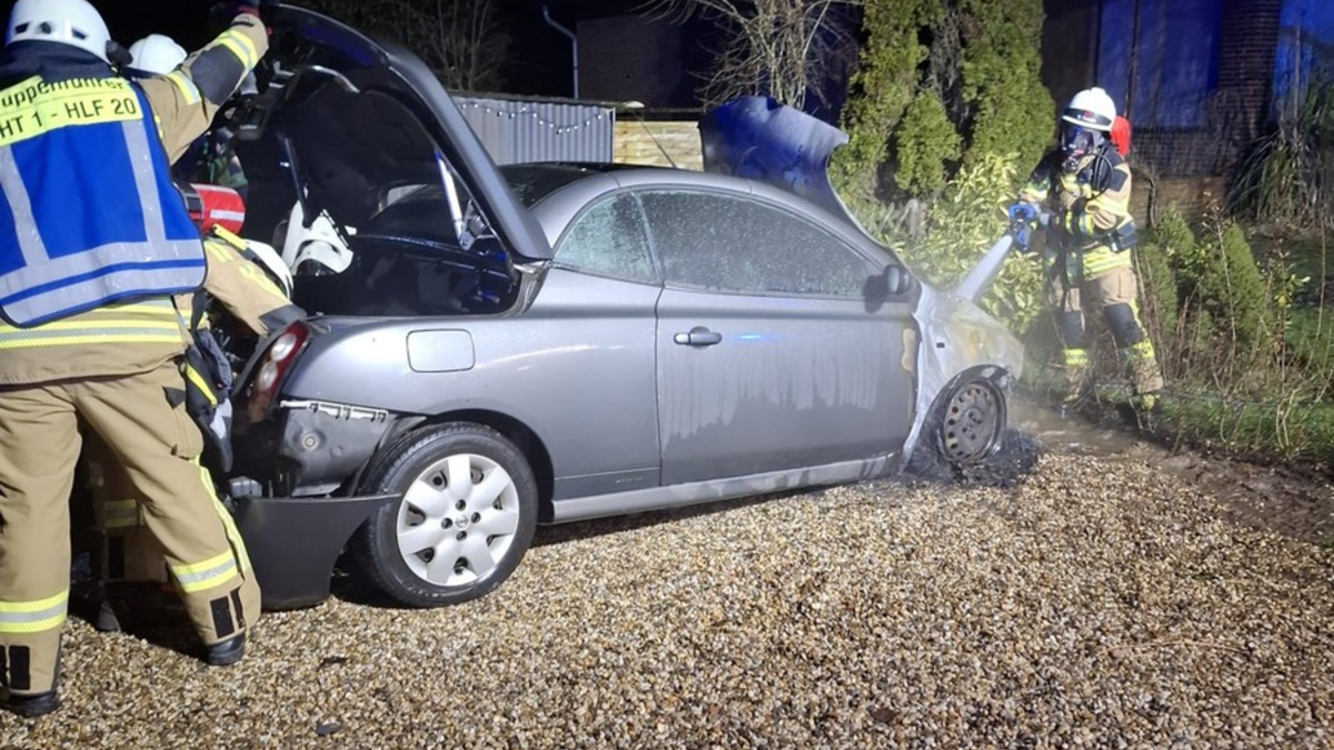 FW Rheurdt: Kleinwagen brennt im Motorraum - Foto: presseportal.de