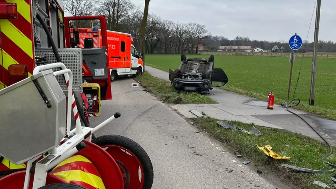 FW Rheurdt: Unfall mit zwei Autos: PKW landet auf Dach - Bild: presseportal.de