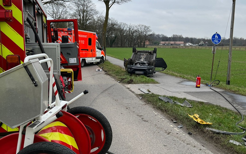 FW Rheurdt: Unfall mit zwei Autos: PKW landet auf Dach - Foto: presseportal.de