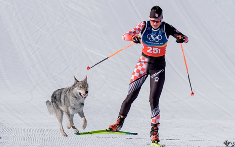 Langläuferin Tena Hadzic ließ sich vom überraschenden Verfolger nicht aus dem Konzept bringen. - Foto: Terje Pedersen/NTB/dpa