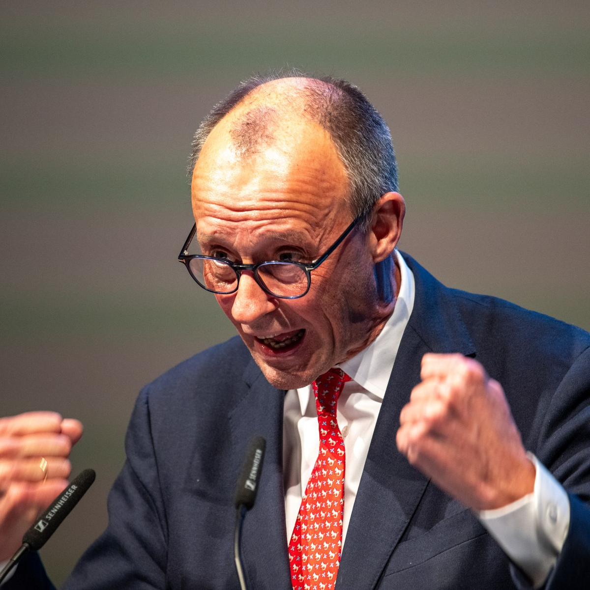 Beim Politischen Aschermittwoch in Trier gab sich Merz kämpferisch. - Foto: Harald Tittel/dpa