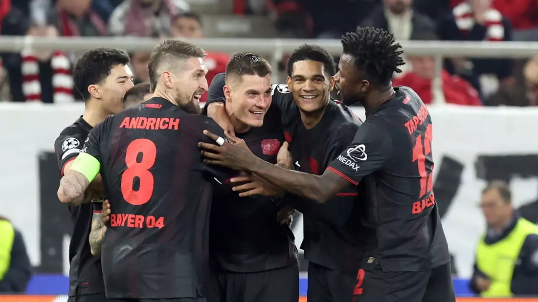 Leverkusen jubelt über das Tor von Patrik Schick bei Olympiakos Piräus.  - Bild: Yorgos Karahalis/dpa