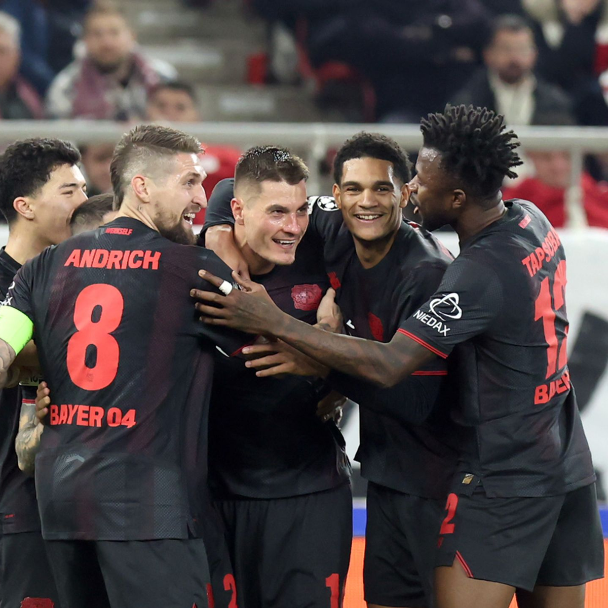 Leverkusen jubelt über das Tor von Patrik Schick bei Olympiakos Piräus.  - Foto: Yorgos Karahalis/dpa