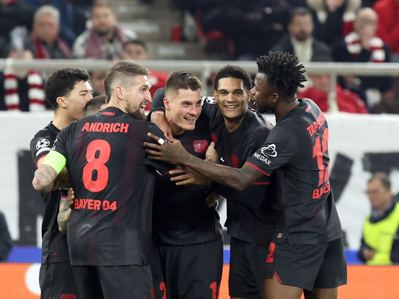 Leverkusen jubelt über das Tor von Patrik Schick bei Olympiakos Piräus.  - Foto: Yorgos Karahalis/dpa