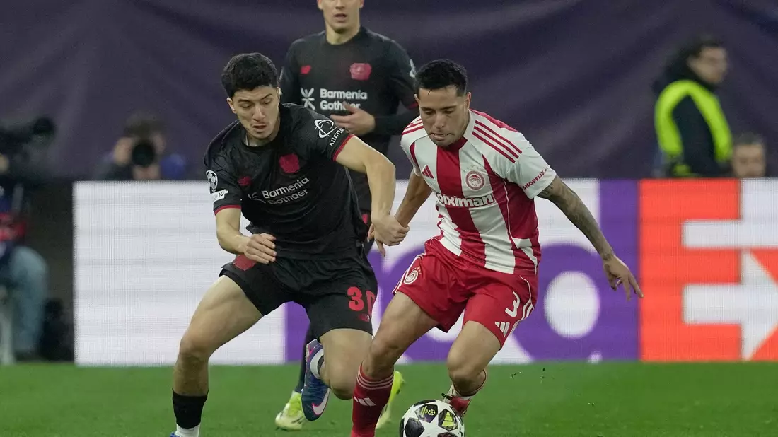 Leverkusens Ibrahim Maza (l) und Francisco Ortega von Olympiakos kämpfen um den Ball. - Bild: Thanassis Stavrakis/AP/dpa