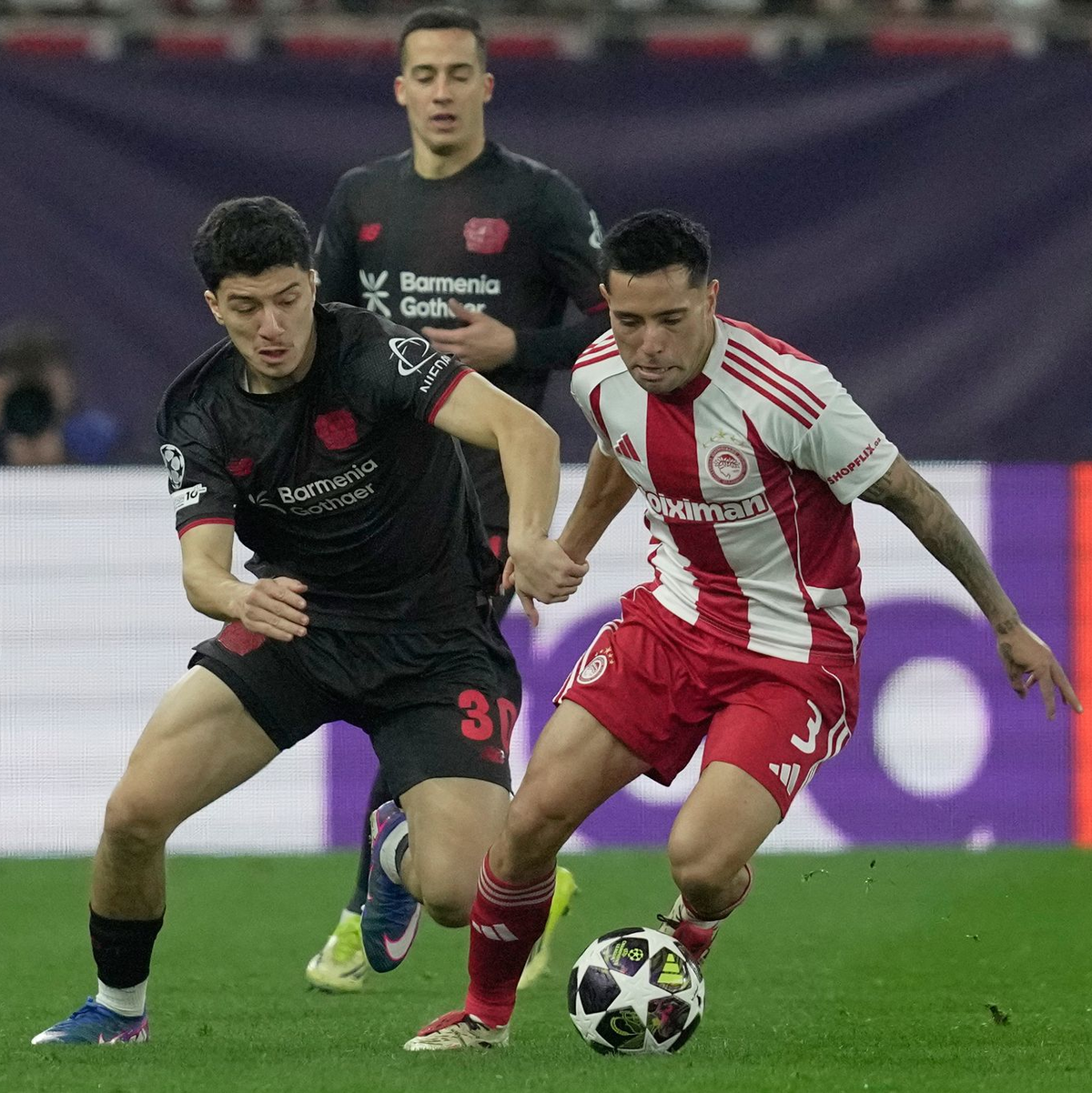 Leverkusens Ibrahim Maza (l) und Francisco Ortega von Olympiakos kämpfen um den Ball. - Foto: Thanassis Stavrakis/AP/dpa