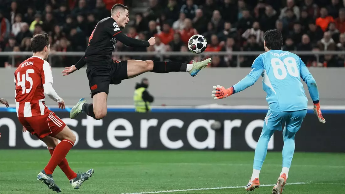 Leverkusens Patrik Schick scheitere in Halbzeit eins an Piräus-Keeper Konstantinos Tzolakis.  - Bild: Thanassis Stavrakis/AP/dpa