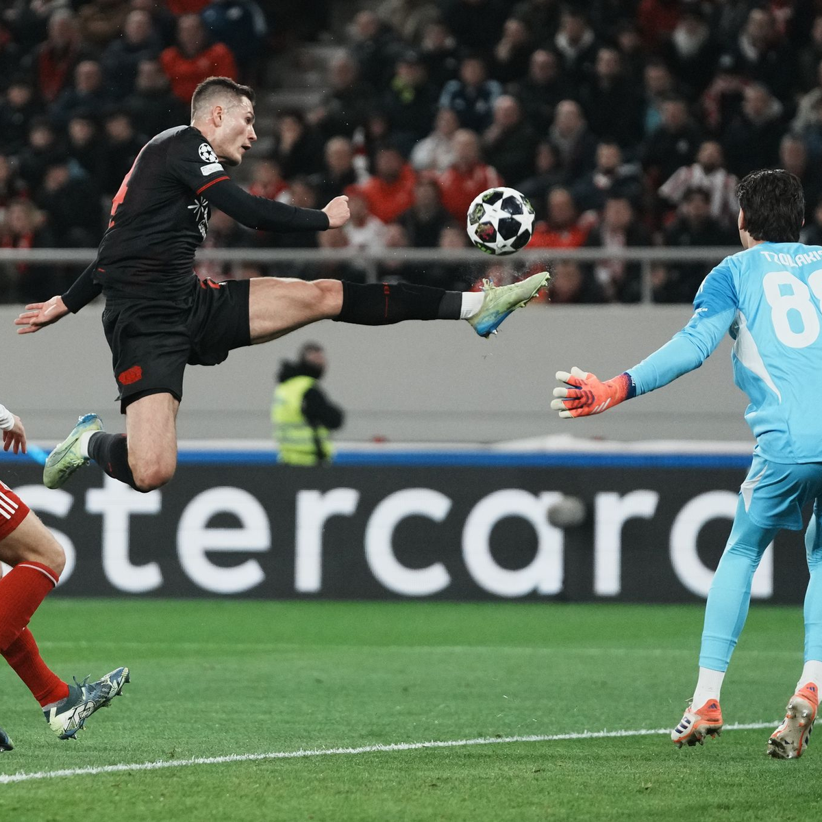 Leverkusens Patrik Schick scheitere in Halbzeit eins an Piräus-Keeper Konstantinos Tzolakis.  - Foto: Thanassis Stavrakis/AP/dpa