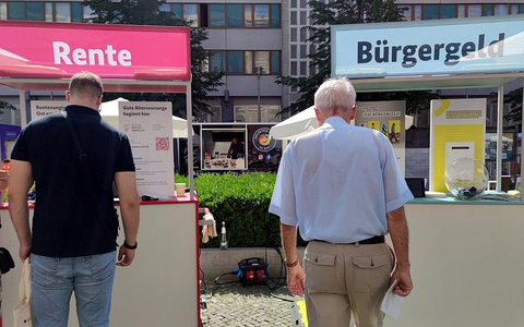 Passanten vor Infoständen zu Rente und Bürgergeld (Archiv) - Foto: via dts Nachrichtenagentur