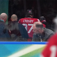 Kanadas Kapitän Sidney Crosby ging vorzeitig verletzt in die Kabine. - Foto: Carolyn Kaster/AP/dpa