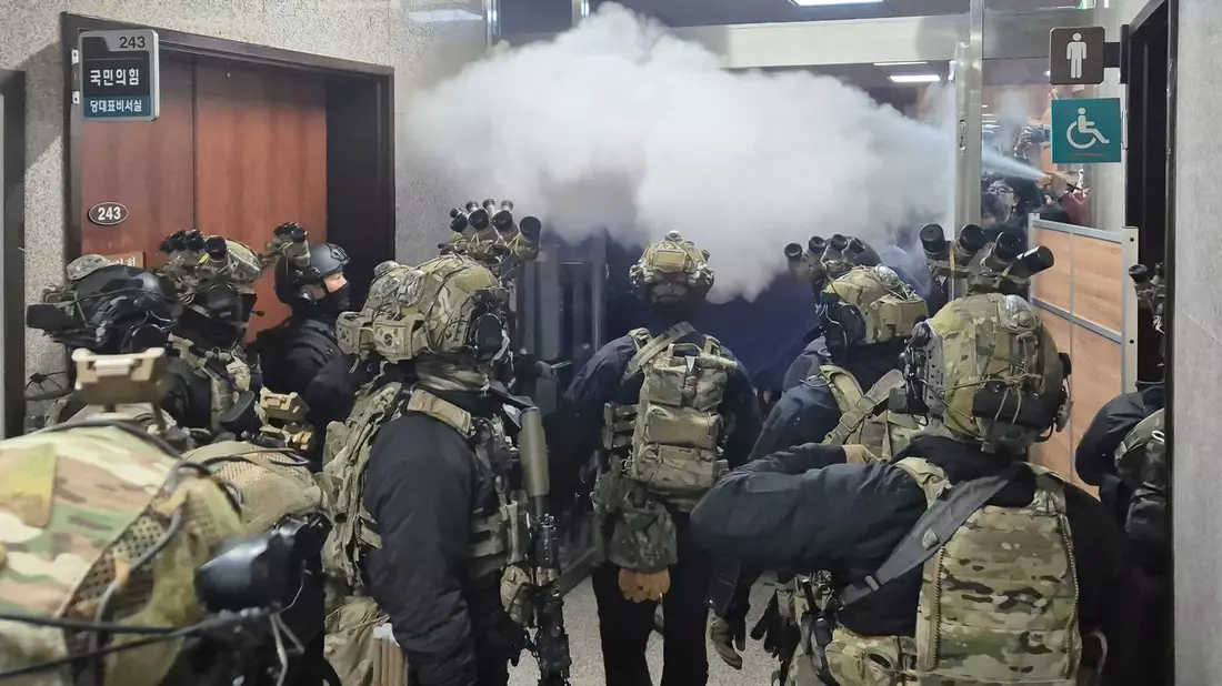 Soldaten stürmten im Dezember 2024 das Parlament in Seoul. - Bild: Uncredited/YONHAP/dpa