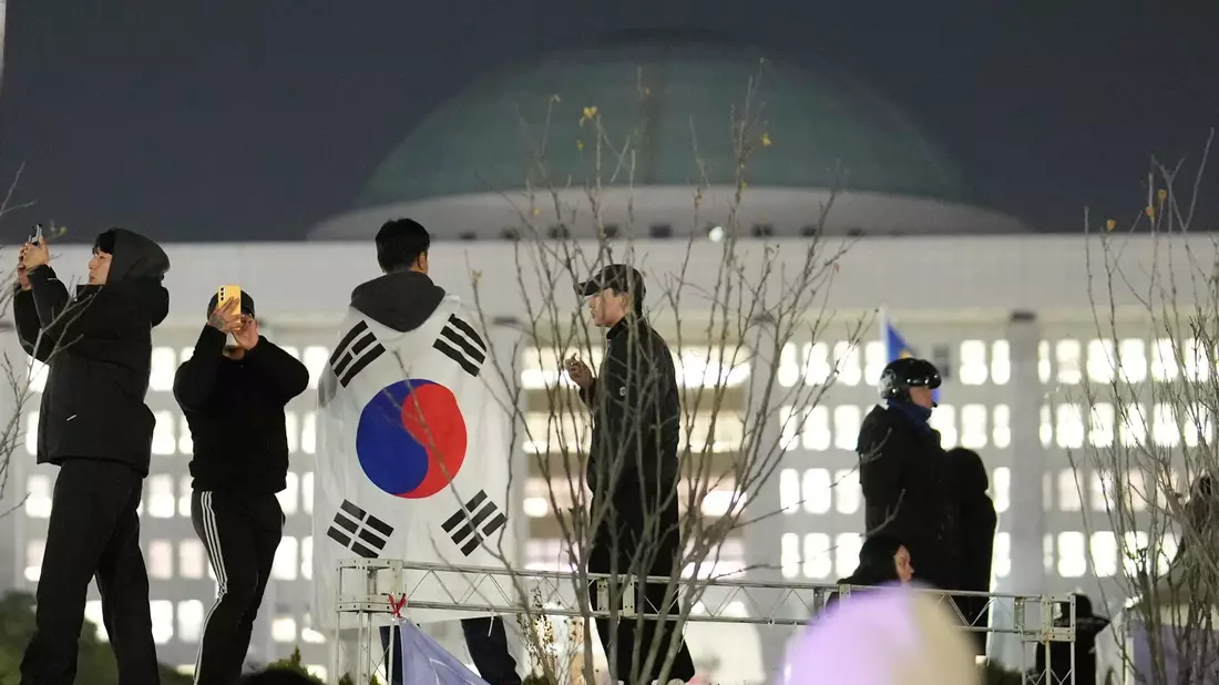 Viele Südkoreaner zogen aus Sorge um ihre Demokratie für Demonstrationen auf die Straße. (Archivbild) - Bild: Lee Jin-man/AP/dpa