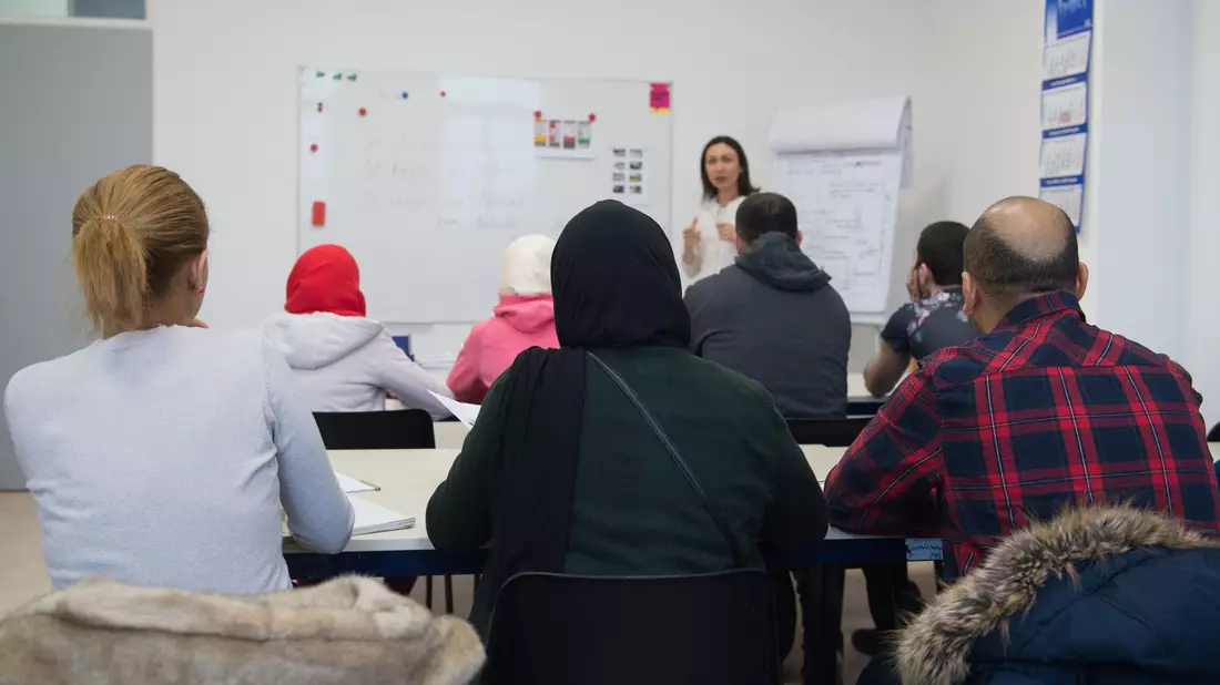 Die sogenannten Erstorientierungskurse für Schutzsuchende hat das Bundesamt für Migration und Flüchtlinge (Bamf) 2017 eingeführt. (Archivfoto) - Bild: Sebastian Kahnert/dpa