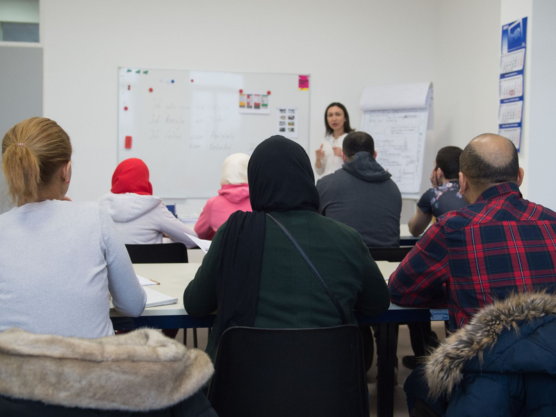 Die sogenannten Erstorientierungskurse für Schutzsuchende hat das Bundesamt für Migration und Flüchtlinge (Bamf) 2017 eingeführt. (Archivfoto) - Foto: Sebastian Kahnert/dpa