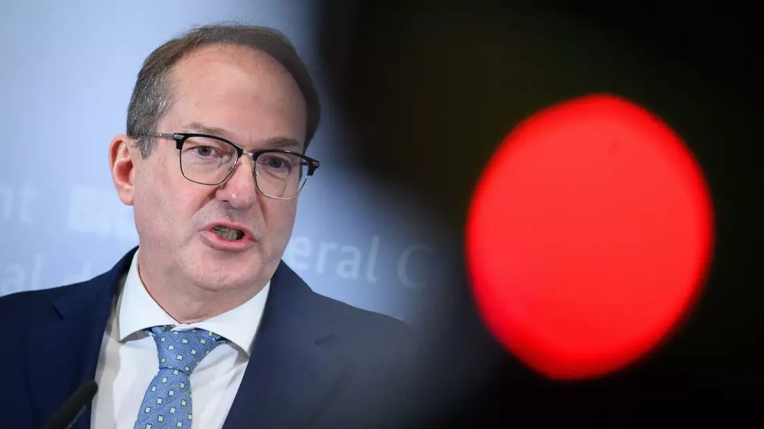Seit seinem Amtsantritt im Mai 2025 legt Bundesinnenminister Alexander Dobrindt (CSU) den Fokus darauf, dass weniger Asylbewerber nach Deutschland kommen. Ukraine-Flüchtlinge müssen in den EU-Staaten keinen Asylantrag stellen, sondern werden direkt aufgenommen und dürfen arbeiten. (Archivfoto)  - Bild: Bernd von Jutrczenka/dpa