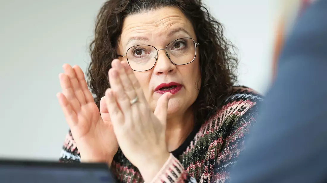 Jede Menge Arbeit für die Arbeitsverwaltung: Andrea Nahles, Vorstandsvorsitzende der Bundesagentur für Arbeit, sieht sich steigenden Arbeitslosenzahlen und sinkender Erwerbstätigkeit gegenüber.  - Bild: Daniel Löb/dpa