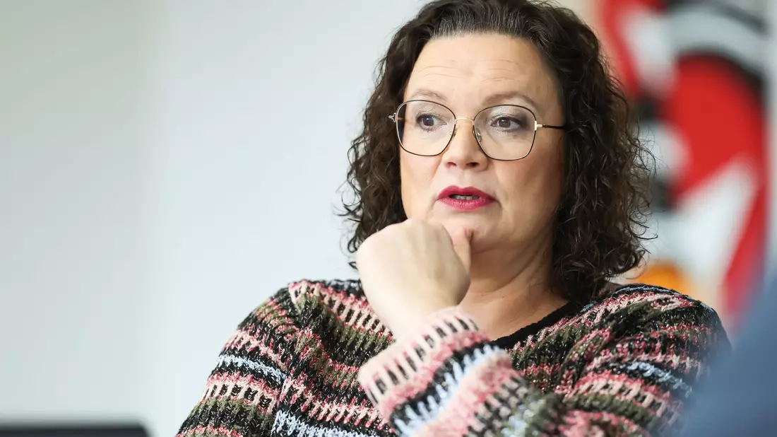 Jede Menge Arbeit für die Arbeitsverwaltung: Andrea Nahles, Vorstandsvorsitzende der Bundesagentur für Arbeit, sieht sich steigenden Arbeitslosenzahlen und sinkender Erwerbstätigkeit gegenüber.  - Bild: Daniel Löb/dpa