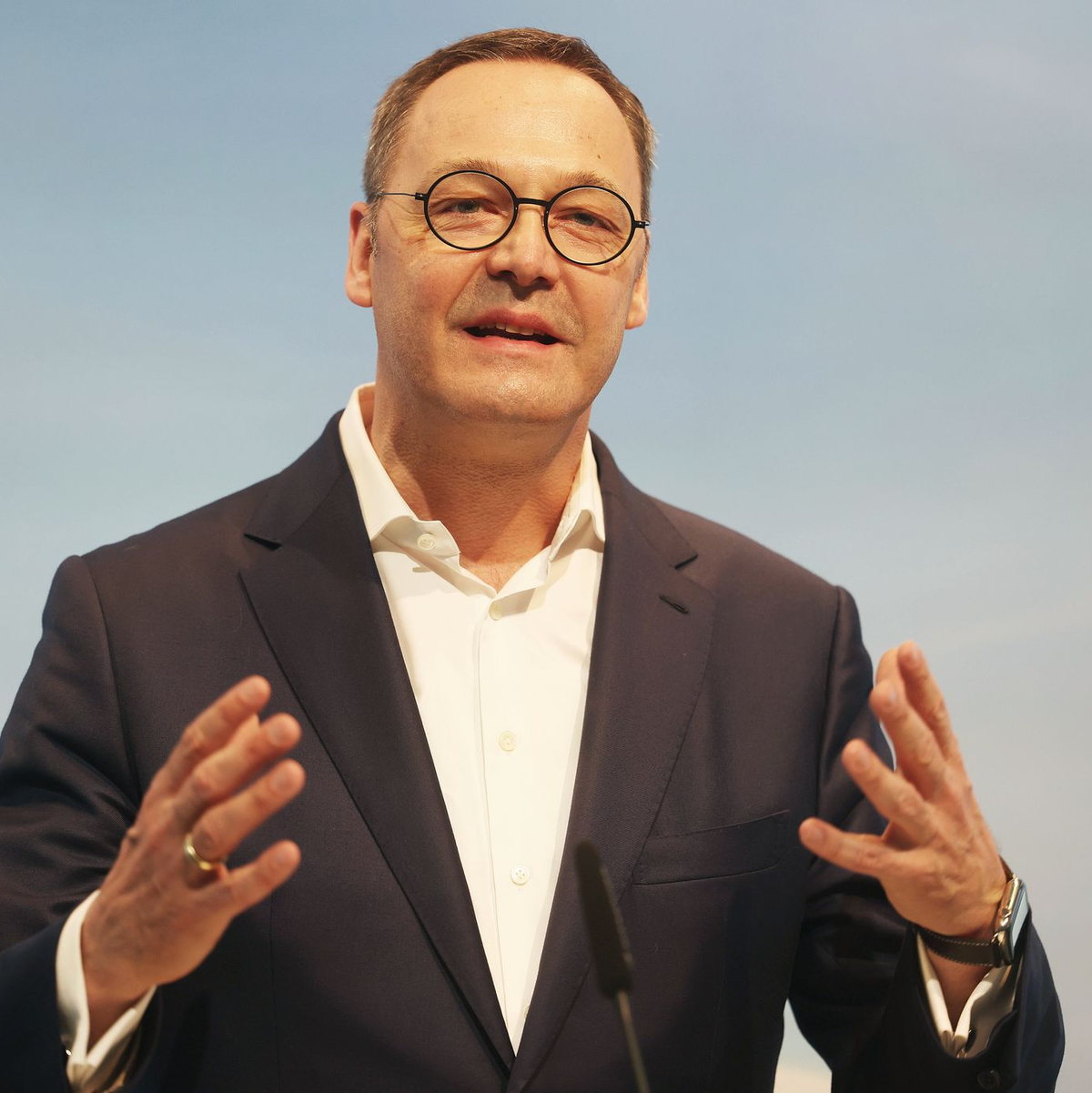 Der frühere Stahlmanager Bernhard Osburg hat inzwischen bei DB Cargo das Sagen und will die Kehrtwende schaffen. (Archivbild) - Foto: Oliver Berg/dpa
