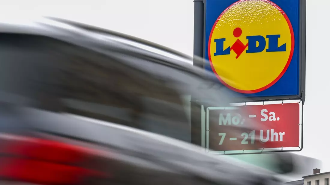 Lidl zählt zu den größten Lebensmittelhändlern in Deutschland. - Bild: Hendrik Schmidt/dpa