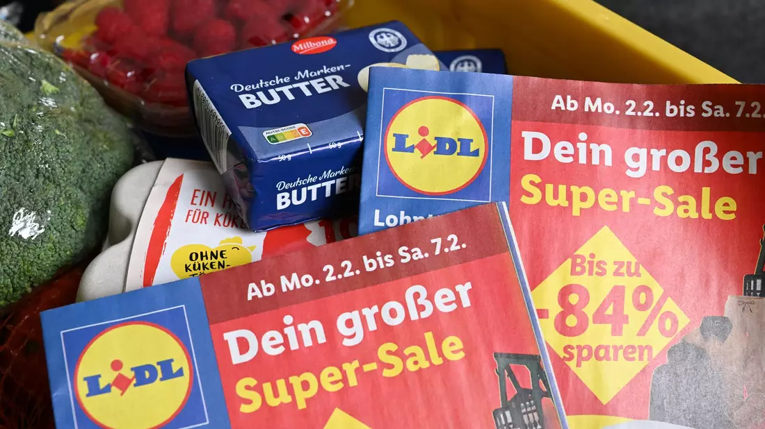 Lidl kämpft um die Gunst der Kundinnen und Kunden, auch mit Hilfe von Werbekampagnen und Rabattaktionen. - Bild: Hendrik Schmidt/dpa