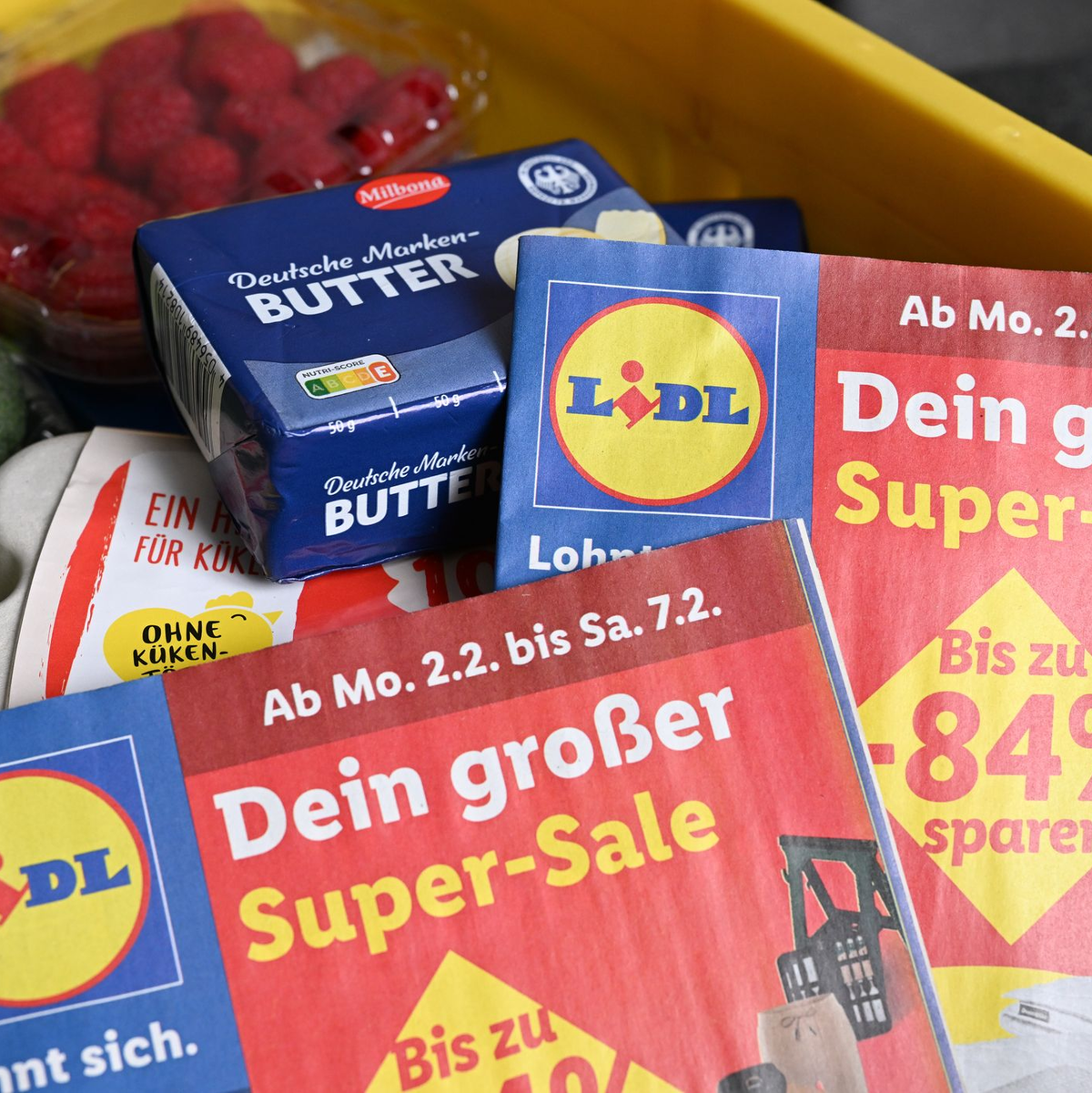 Lidl kämpft um die Gunst der Kundinnen und Kunden, auch mit Hilfe von Werbekampagnen und Rabattaktionen. - Foto: Hendrik Schmidt/dpa