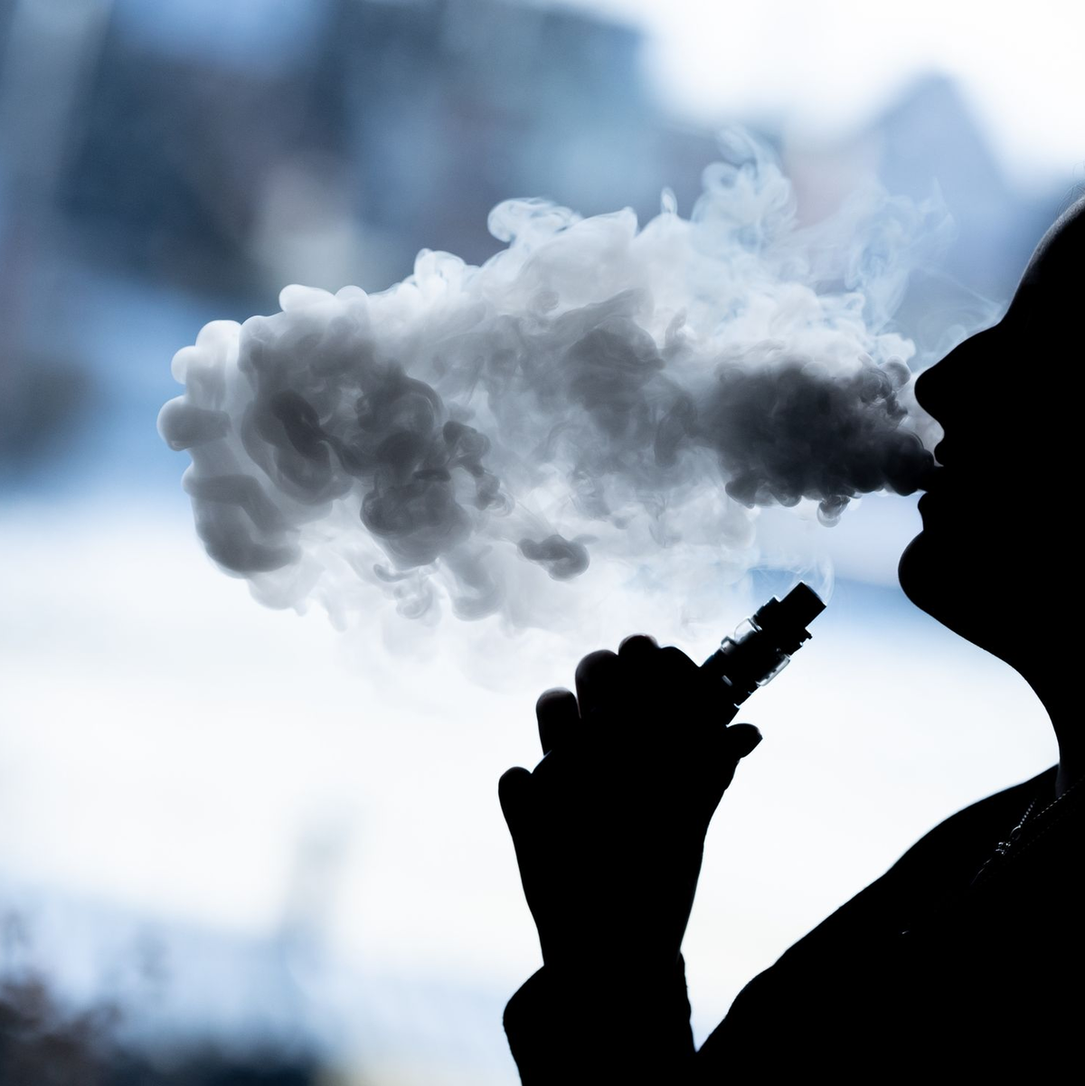 Hat diese Vaperin gerade einen der 13 umstrittenen Inhaltsstoffe inhaliert? Die Wahrscheinlichkeit ist hoch. (Symbolbild) - Foto: Silas Stein/dpa