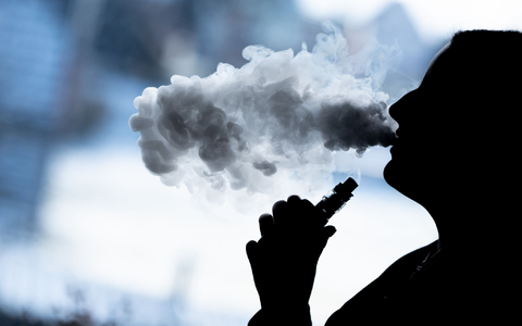 Hat diese Vaperin gerade einen der 13 umstrittenen Inhaltsstoffe inhaliert? Die Wahrscheinlichkeit ist hoch. (Symbolbild) - Foto: Silas Stein/dpa