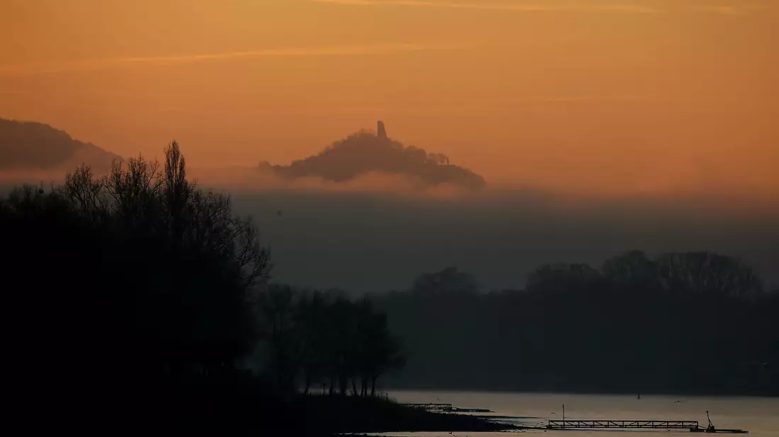 «Westalgie» bezeichnet eine nostalgische Sehnsucht nach der alten Bundesrepublik - hier der Drachenfels bei Bonn im Morgenlicht. (Archivbild)  - Bild: Oliver Berg/dpa