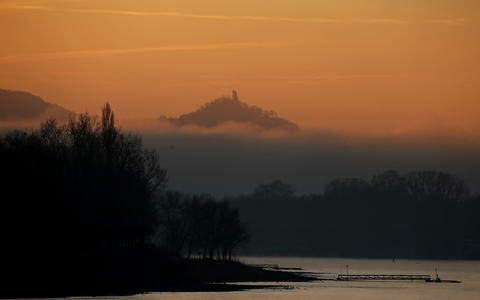 «Westalgie» bezeichnet eine nostalgische Sehnsucht nach der alten Bundesrepublik - hier der Drachenfels bei Bonn im Morgenlicht. (Archivbild)  - Foto: Oliver Berg/dpa