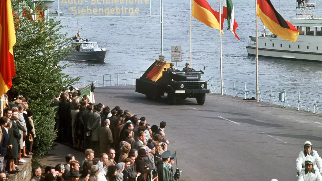 Die alte Bundesrepublik mit ihrem Gründungskanzler Konrad Adenauer wird in der Rückschau als Hort der Stabilität gesehen. (Archivbild)  - Bild: picture alliance / Gutberlet/dpa