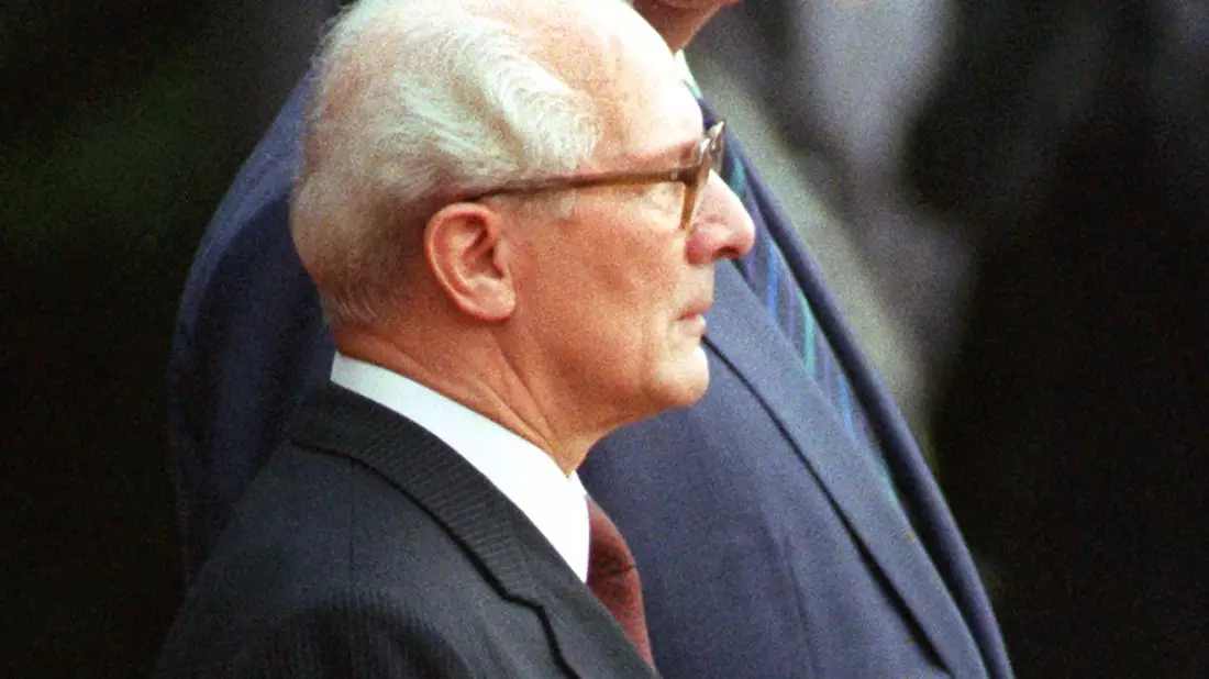 Bundeskanzler Helmut Kohl und der DDR-Staatsratsvorsitzende Erich Honecker. Zum Selbstverständnis der alten Bundesrepublik gehörte immer auch ein klares Überlegenheitsgefühl gegenüber der DDR. (Archivbild) - Bild: picture alliance / dpa/dpa