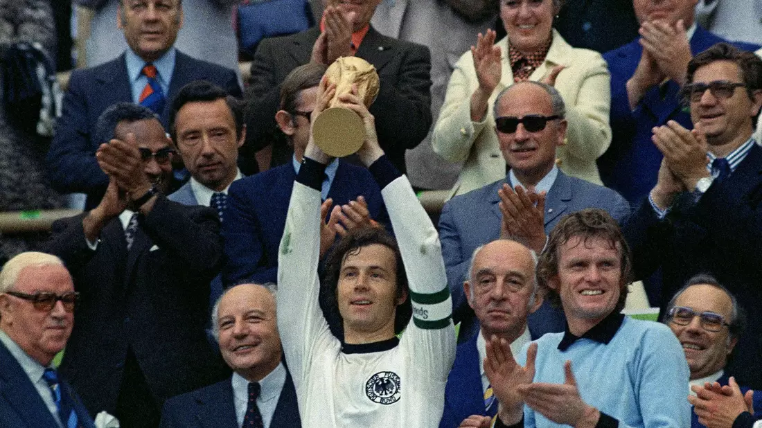 Die alte Bundesrepublik war nach den USA und Japan die größte Wirtschaftsmacht der Welt - und auch als Sportnation erfolgreich: 1974 gewann die Elf von Franz Beckenbauer die Fußball-WM. (Archivbild)  - Bild: Uncredited/AP/dpa