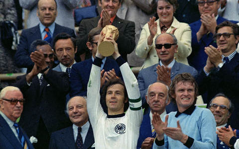 Die alte Bundesrepublik war nach den USA und Japan die größte Wirtschaftsmacht der Welt - und auch als Sportnation erfolgreich: 1974 gewann die Elf von Franz Beckenbauer die Fußball-WM. (Archivbild)  - Foto: Uncredited/AP/dpa
