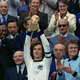 Die alte Bundesrepublik war nach den USA und Japan die größte Wirtschaftsmacht der Welt - und auch als Sportnation erfolgreich: 1974 gewann die Elf von Franz Beckenbauer die Fußball-WM. (Archivbild)  - Foto: Uncredited/AP/dpa
