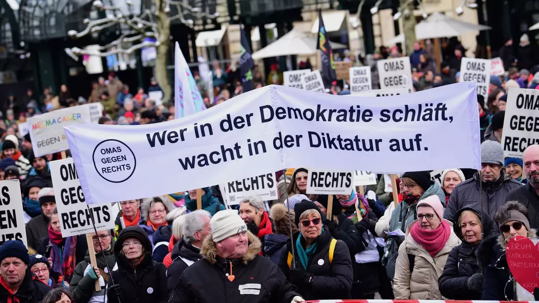 Eine deutliche Mehrheit in Deutschland sieht eine negative Entwicklung der Demokratie. (Archivbild) - Bild: Daniel Bockwoldt/dpa