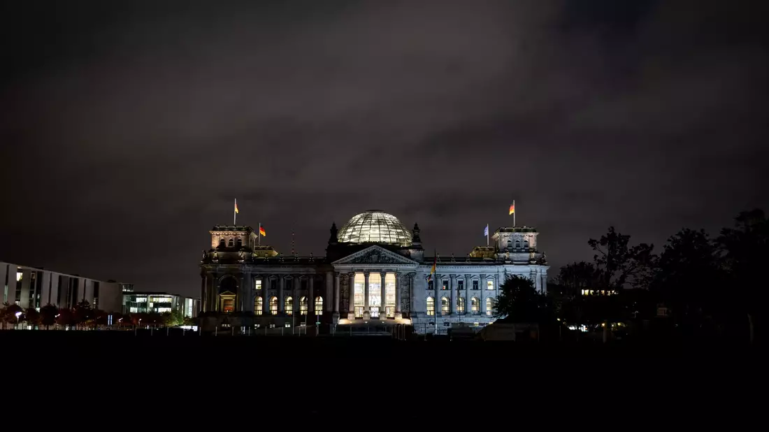 Im Reichstagsgebäude läuft ein Feuerwehreinsatz - Bild: Fabian Sommer/dpa
