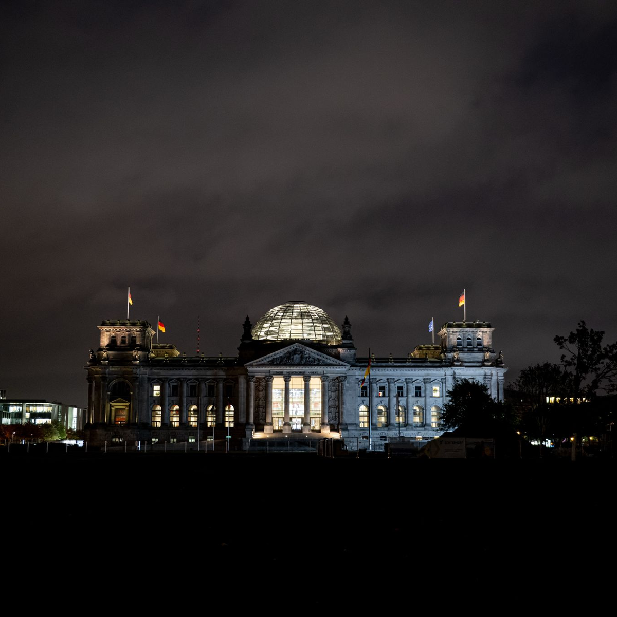 Im Reichstagsgebäude läuft ein Feuerwehreinsatz - Foto: Fabian Sommer/dpa