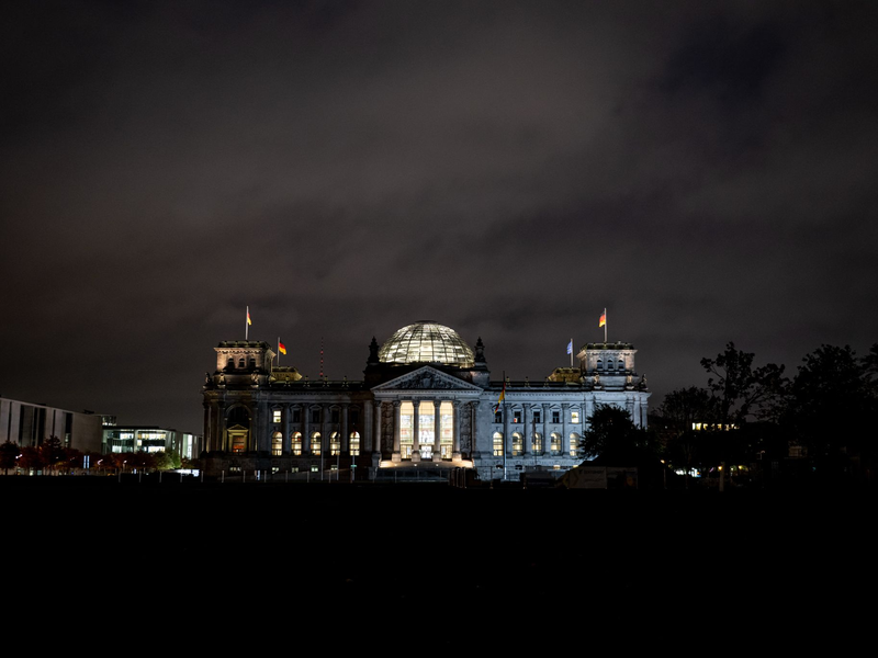 Im Reichstagsgebäude läuft ein Feuerwehreinsatz - Foto: Fabian Sommer/dpa