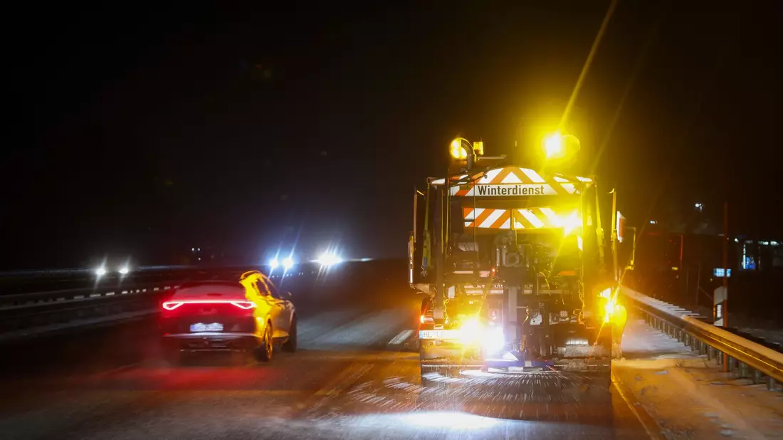 Es könne erhebliche Einschränkungen im Berufsverkehr geben, schrieb der Wetterdienst.  - Bild: Christian Charisius/dpa