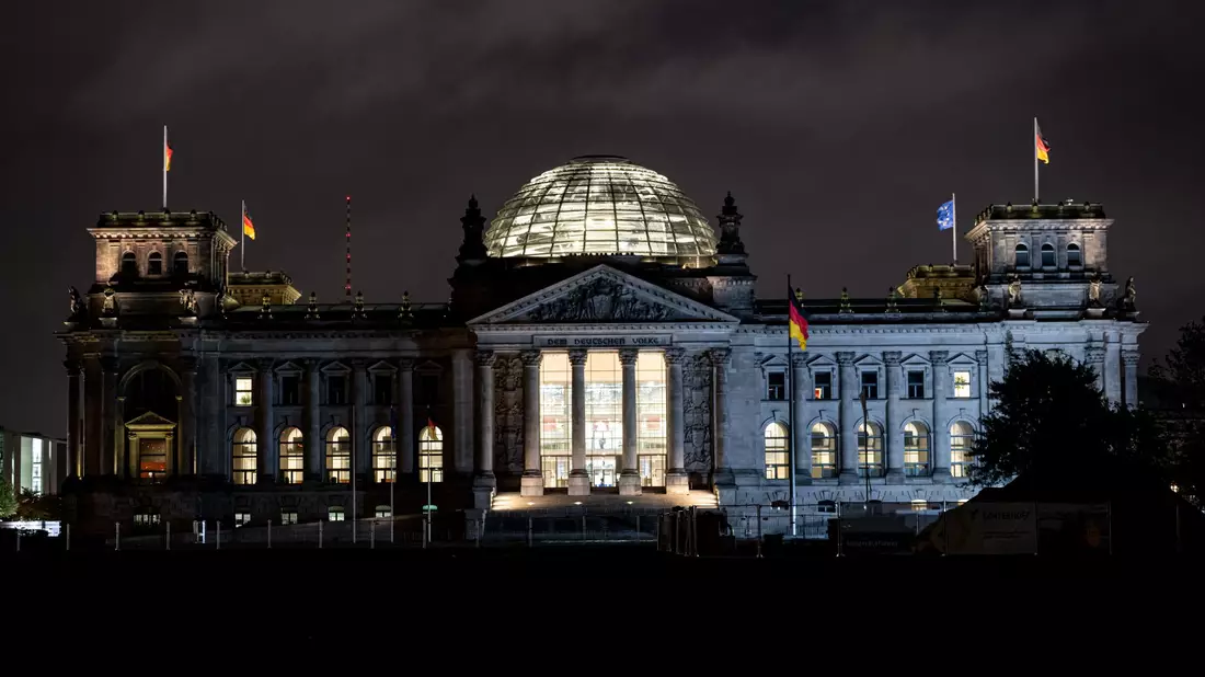 Im Reichstagsgebäude läuft derzeit ein großer Feuerwehreinsatz. (Archivbild) - Bild: Fabian Sommer/dpa