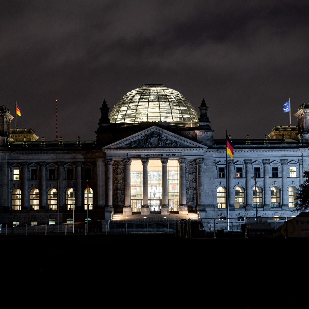Im Reichstagsgebäude läuft derzeit ein großer Feuerwehreinsatz. (Archivbild) - Foto: Fabian Sommer/dpa