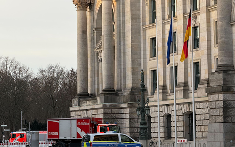 Die ersten Einsatzkräfte sind bereits wieder abgezuogen. - Foto: Fabian Nitschmann/dpa