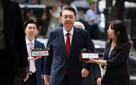 Mit der Verhängung des Kriegsrechts im Dezember 2024 löste Yoon eine schwere Staatskrise aus. (Archivfoto) - Foto: Kim Hong-Ji/Pool Reuters/dpa