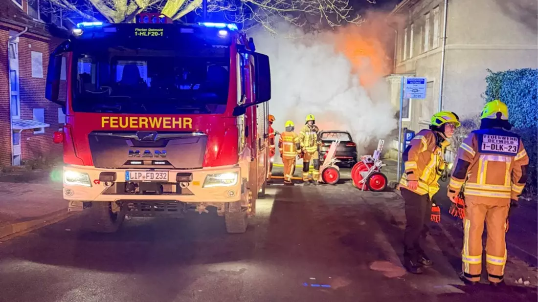 FW-DT: Nächtlicher PKW-Brand - Bild: presseportal.de