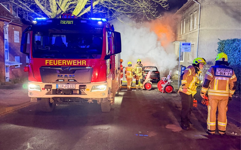 FW-DT: Nächtlicher PKW-Brand - Foto: presseportal.de